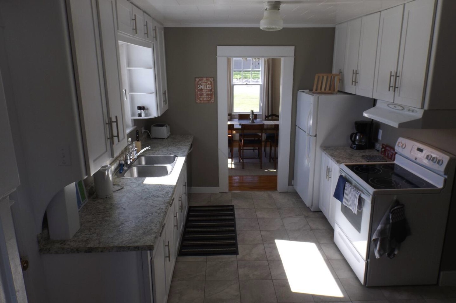 Full-counter kitchen